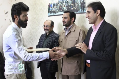 با حضور مدیران حوزه هنری استان قم

از عوامل نمایش «هفت بچه یهودی» تقدیر شد