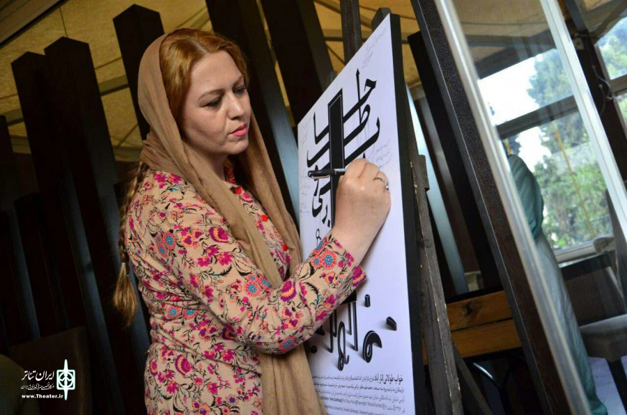 نسیم ادبی و گیتی قاسمی تماشاگران نمایش «خواب طولانی انارآباد»