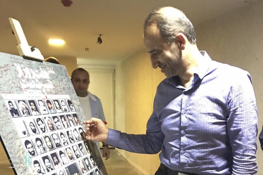 از خانواده شهید سرافراز در اجرای پایانی «هفت روز از تیر شصت» قدردانی شد 3