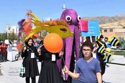 آغاز بکار دوازدهمین جشنواره بین‌المللی تئاتر خیابانی مریوان در میان استقبال چشمگیر مردم

حرکت کارناوال شادی در خیابان‌های مریوان
