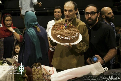 با همت اعضای گروه نمایش

رامین پرچمی تولد 44 سالگی را در «غسالخونه» جشن گرفت