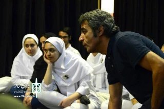 با همکاری هنرجویان کارگاه آموزشی و در پایان دوره

هومن رهنمون «کفش‌های جاکفشی جمشید» را اجرا می کند