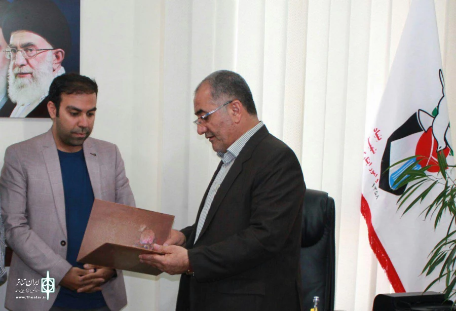 معاون فرهنگی بنیاد شهید از کارگردان نمایش «راهمرد» تقدیر کرد 2