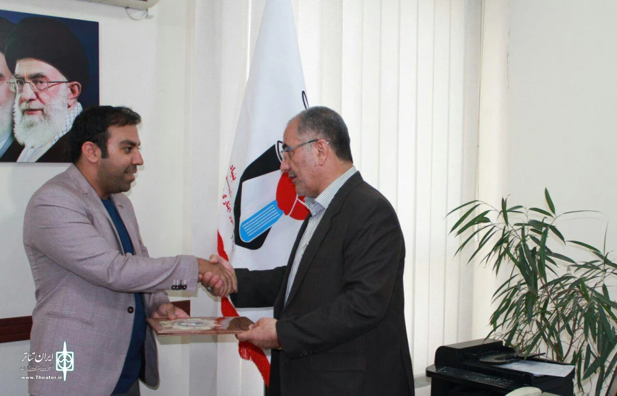 معاون فرهنگی بنیاد شهید از کارگردان نمایش «راهمرد» تقدیر کرد 3