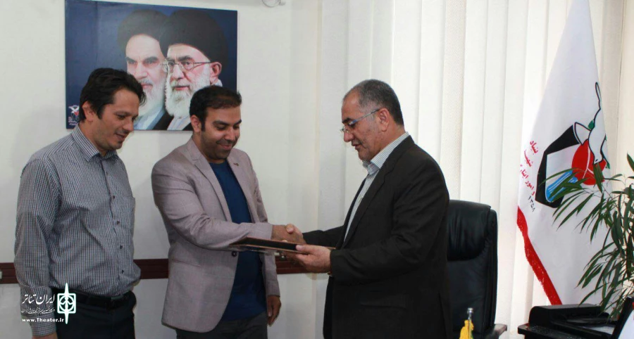 معاون فرهنگی بنیاد شهید از کارگردان نمایش «راهمرد» تقدیر کرد 4