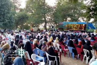 اجرای نمایش بر روی کامیونت سیار کانون استان قزوین

سفر «حسن کچل» با کامیون کانون به مناطق زلزله‌زده