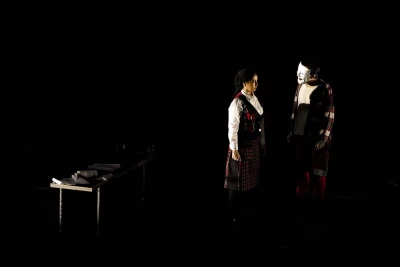 نگاهی به اجرای نمایش «دو دلقک و نصفی» به کارگردانی جلال تهرانی

ناپایداری موقعیت‌ها