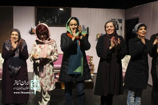 روز گذشته در پایان اجرا رخ داد

تحقیر یک تماشاگر توسط کارگردان "هایلایت"