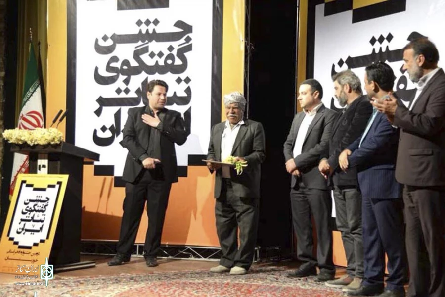تقدیر از خانواده شهید گله‌دارزاده در مراسم اختتامیه جشنواره فجر استانی خوزستان 2