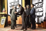 تقدیر از خانواده شهید گله‌دارزاده در مراسم اختتامیه جشنواره فجر استانی خوزستان 3