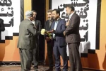 تقدیر از خانواده شهید گله‌دارزاده در مراسم اختتامیه جشنواره فجر استانی خوزستان 4