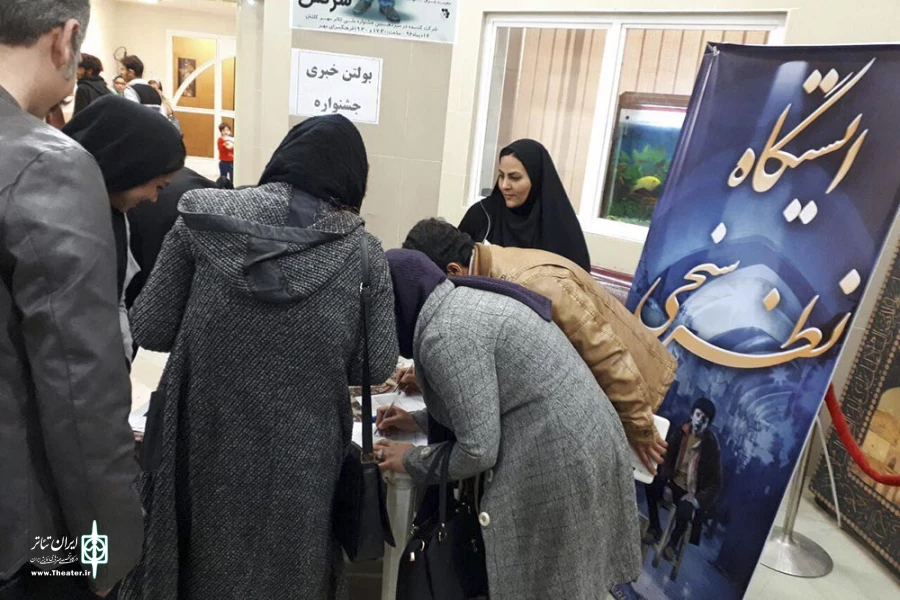 «گامی در دوزخ، گامی در بهشت»، بهترین نمایش تماشاگران تئاتر مهر کاشان شد 2