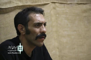 گفت و گو با علیرضا مهران کارگردان دور از دسترس اطفال نگه داری شود در فجر36:

در این نمایش، مفهوم مهم تر از تصویر است