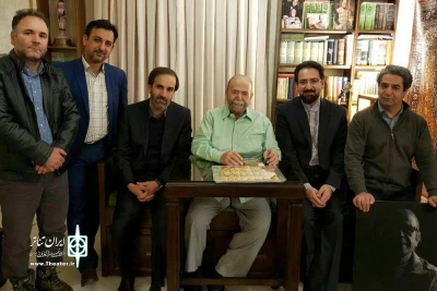 در دیدار معاون امور هنری و مدیرکل هنرهای نمایشی با محمدعلی کشاورز

سالنامه تئاتر سال 1397 و پوستر روز ملی هنرهای نمایشی رونمایی شد