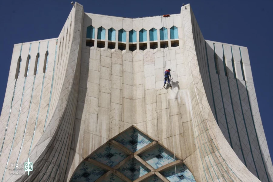برج آزادی تهران در آستانه سال نو شست‌وشو شد 3