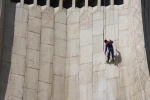 برج آزادی تهران در آستانه سال نو شست‌وشو شد 4