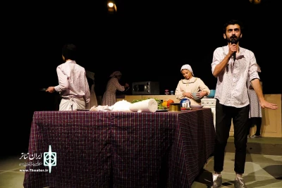 نگاهی به نمایش «لنگ ظهر» به نویسندگی و کارگردانی رسول کاهانی

آشپزخانه جای خوبی برای شنیدن است حتی اگر نباشی