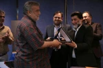 مدالیوم انجمن هنرهای نمایشی استان تهران به جواد مستخدمی اهدا شد  2