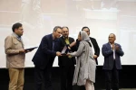 اهداء مدالیوم انجمن هنرهای نمایشی به فرهاد تجویدی 2