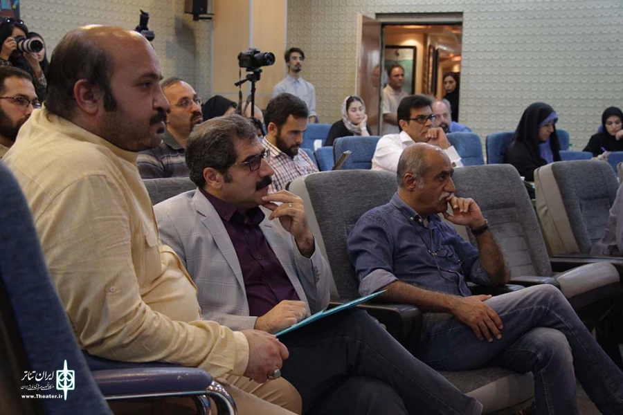نشست خبری دبیر سی و هفتمین جشنواره بین المللی تئاتر فجر