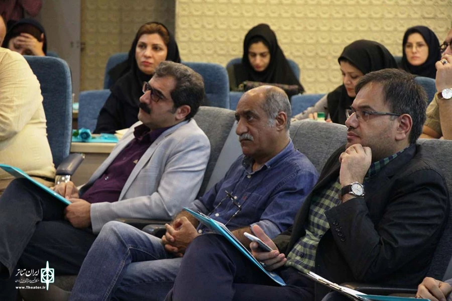 نشست خبری دبیر سی و هفتمین جشنواره بین المللی تئاتر فجر