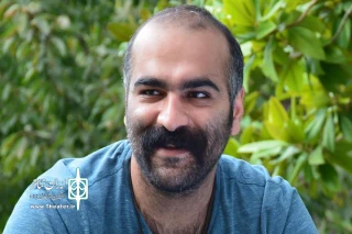 گفت‌وگو با کارگردان نمایش «از خط زرد فاصله بگیرید» حاضر در فجر 37

به نظر ما خودکشی یک نوع مونولوگ است