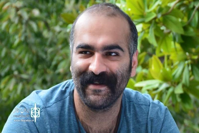 گفت‌وگوی ایران تئاتر با رضا رشادت طراح و کارگردان نمایش «از خط زرد فاصله بگیرید»

ریل‌های آهنی گواهی می‌دهند آنچنان مقصر نبوده‌ام