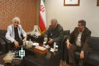استقبال هنرمندان از یک نمایش در برج آزادی

چکناواریان به تماشای «دمی در بازار هیزم فروشان» نشست