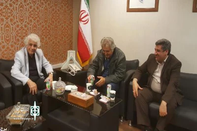 استقبال هنرمندان از یک نمایش در برج آزادی

چکناواریان به تماشای «دمی در بازار هیزم فروشان» نشست