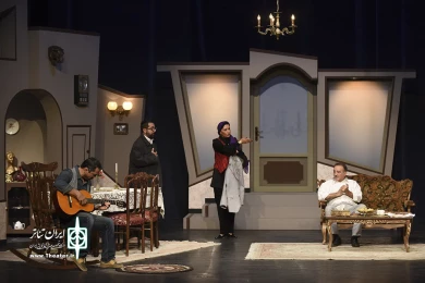 آهسته با گل سرخ