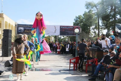 در آیین افتتاحیه بیست و نهمین جشنواره استانی فارس

عروسک غول‌پیکر عشایر رونمایی شد