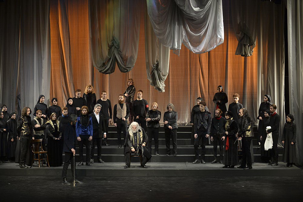 از روز یکشنبه 20 آبان ماه

اجرای نمایش «لیرشاه» در تالار اصلی آغاز شد
