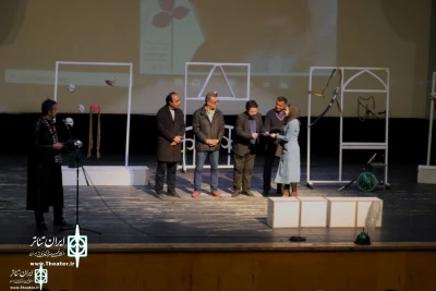 پس از بررسی 38 متن نمایشی اعلام شد:

«هفت پله با آتنا» برگزیده نخستین دوره مسابقه نمایشنامه نویسی مجید واحدیزاده