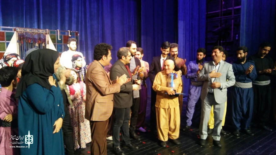 از علی باسره پیشکسوت تئاتر ایلام تقدیر شد 3