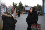 نمایش خیابانی در روشنایی روز