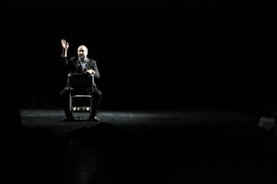 نگاهی به نمایش «پابرهنه، لخت...» به کارگردانی علیرضا کوشک جلالی

خنده و گریه در همه جای نمایش به هم آمیخته