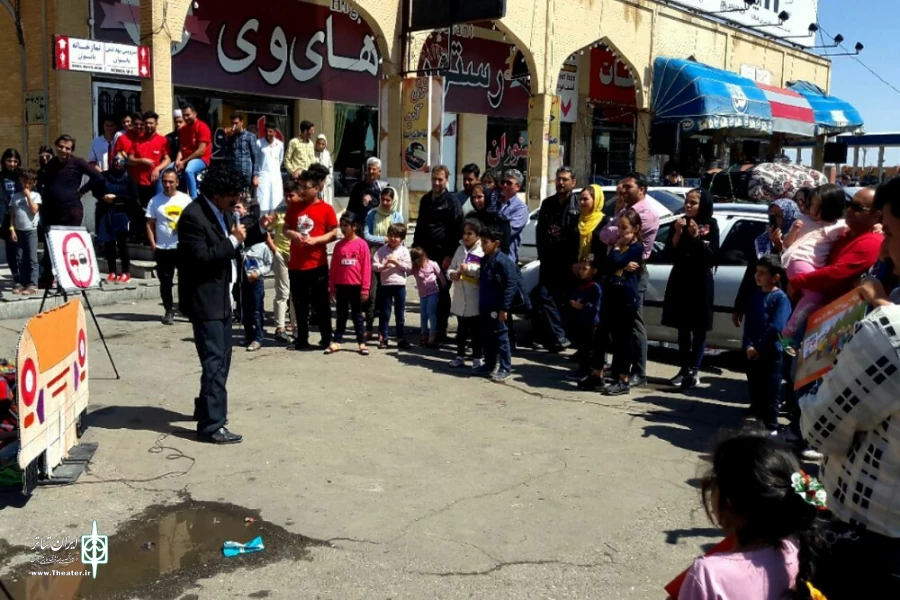 اجرای نمایش خیابانی «چمدان»، کاری از امیر شیخ جبلی در اصفهان 2