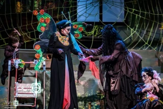 The audience welcomes the  show "Shaprak Khanom"