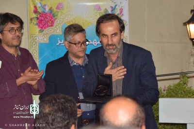 به‌پاس تلاش‌ در رشد و توسعه فعالیت تماشاخانه‌های غیردولتی؛

تندیس انجمن صنفی تماشاخانه‌های ایران به مهدی شفیعی اهدا شد