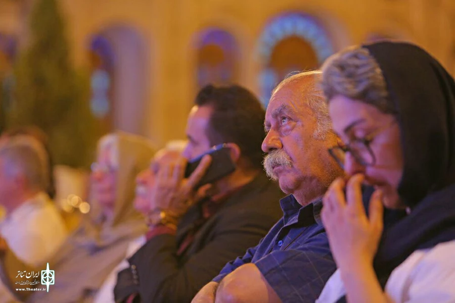 زادگاه نمایش، آیین هاست 9