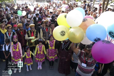 نگاهی به افتتاحیه جشنواره تئاتر خیابانی مریوان

یک شادپیمایی با رنگ‌ها و نواهای گوناگون