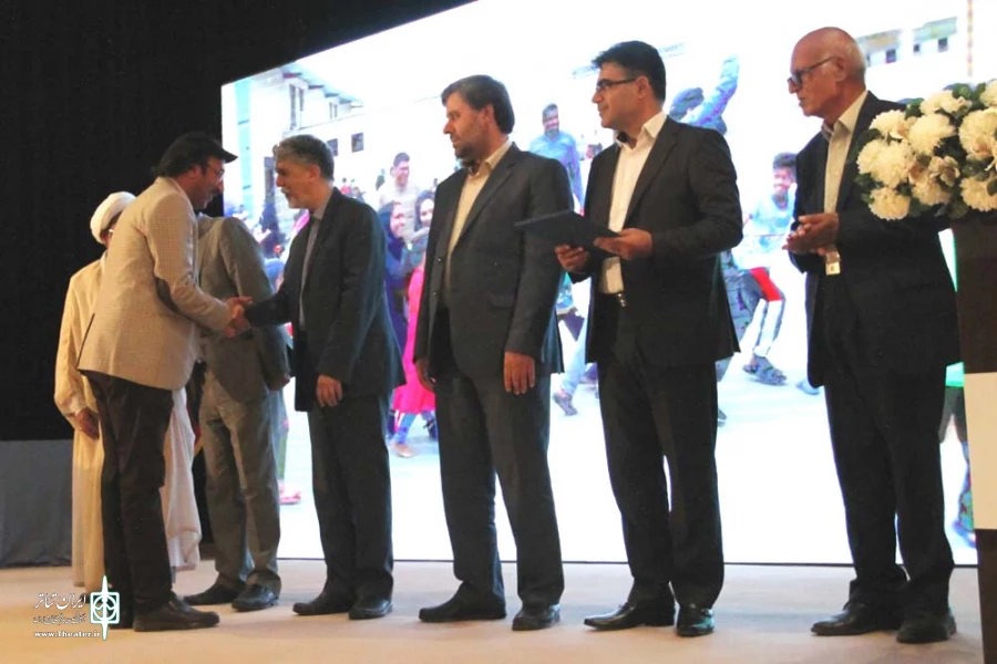توسط وزیر فرهنگ و ارشاد اسلامی از ده هنرمند تئاتر فعال در امداد رسان فرهنگی در مناطق سیل زده خوزستان تجلیل شد 2