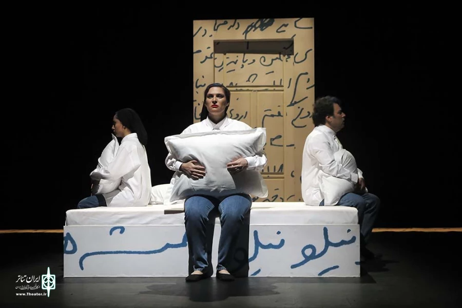 امشب اینجا