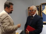 طنزآوران جهان نمایش داریوش مودبیان رونمایی شد 3