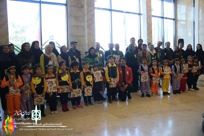 با دستان خردسالان همدانی انجام شد

اهدای نشان صلح به میهمانان خارجی جشنواره