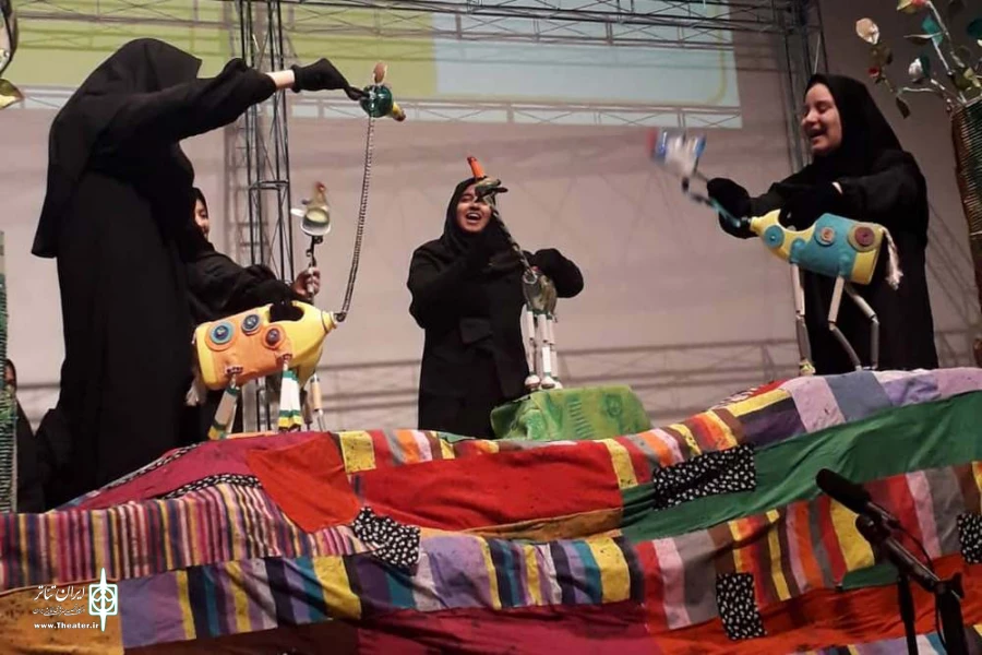 ۱۱ گروه نمایش عروسکی در سالن همایش‌های مجتمع کانون  پرورش فکری کودکان و نوجوانان قم روی صحنه رفتند. 8