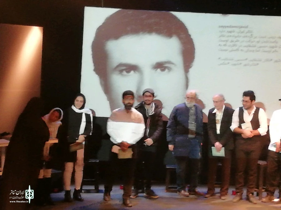 ندا ثابتی نمایشنامه «ماناترین لحظه قشقایی» به همسر شهید قشقایی اهدا کرد 3