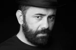 علی جهانجونیا سرپرست گروه و کارگردان نمایش می‌گوید: 2