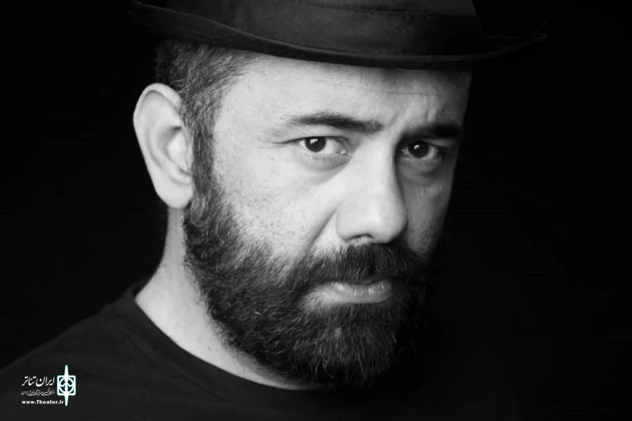 علی جهانجونیا سرپرست گروه و کارگردان نمایش می‌گوید: 2