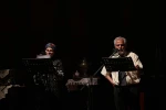 آهسته با گل سرخ